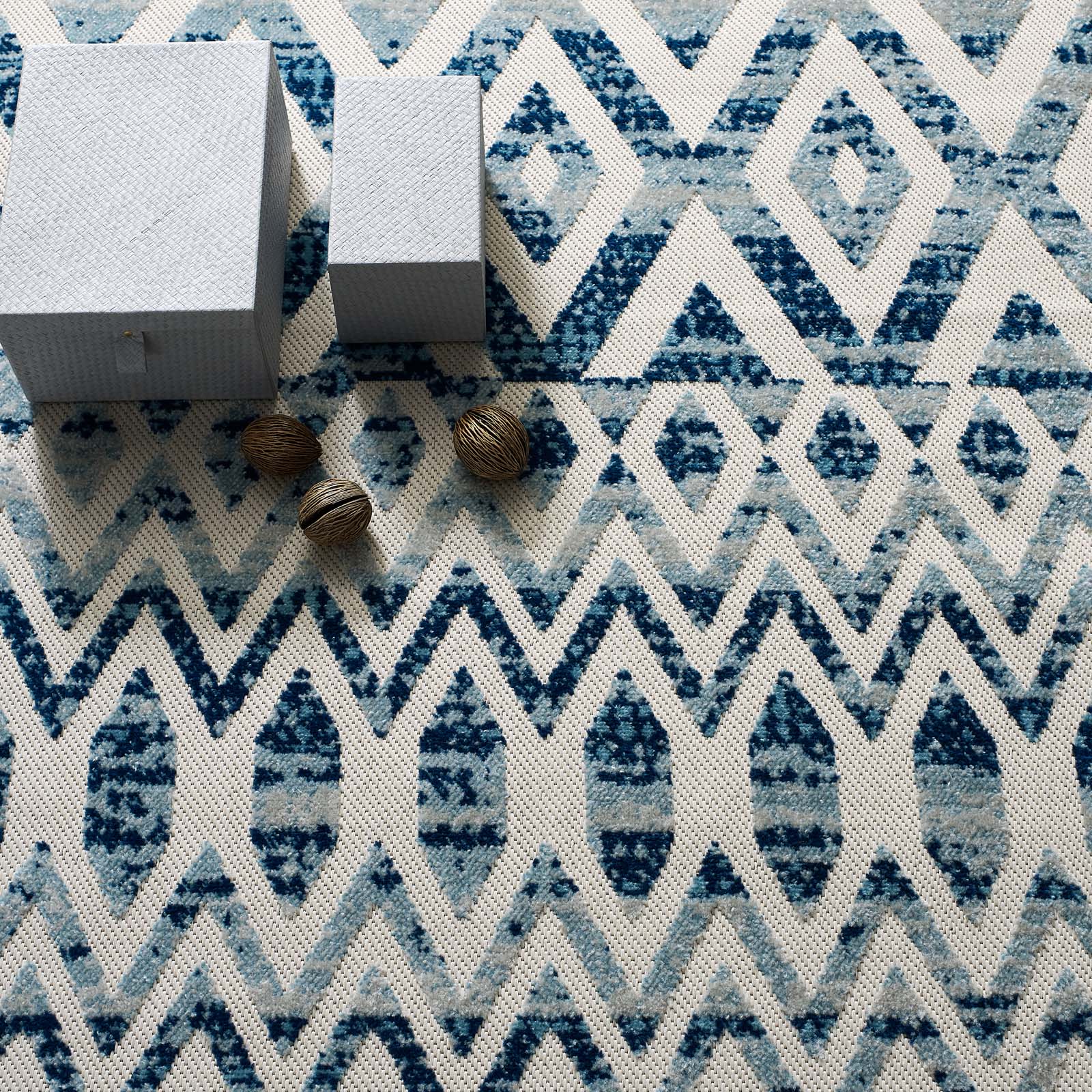 Ivory and Blue / 5x8